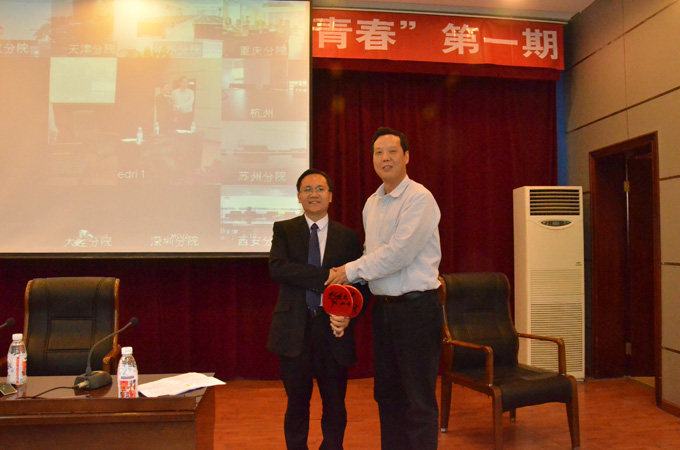 1474283516204898.jpg 1-3何平書記向余才志贈(zèng)送趙振元同志題字的紀(jì)念品.JPG