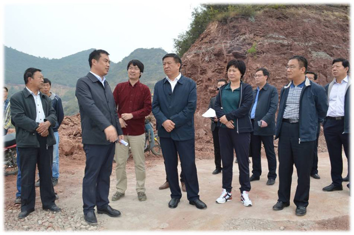 1492482376780378.jpg 鞏義市委書記袁三軍及市長孫淑芳現(xiàn)場調研鞏義興元40MW光伏項目工作.jpg