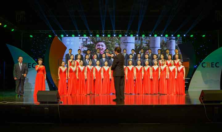 黃美珍、魏明政與華東分院合唱團(tuán)在高大陸的指揮下唱響新能源.jpg