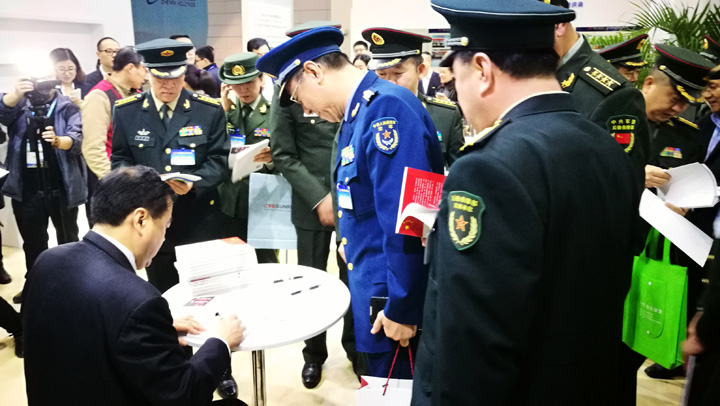 1493793007850200.jpg 5趙振元同志向參會代表簽字贈書.jpg