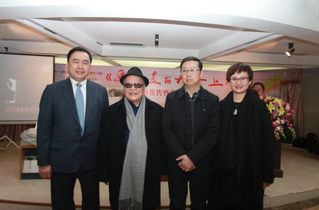 16-趙振元和四川人民出版社社長黃立新、中外散文詩學(xué)會主席、著名作家海夢親切合影.jpg