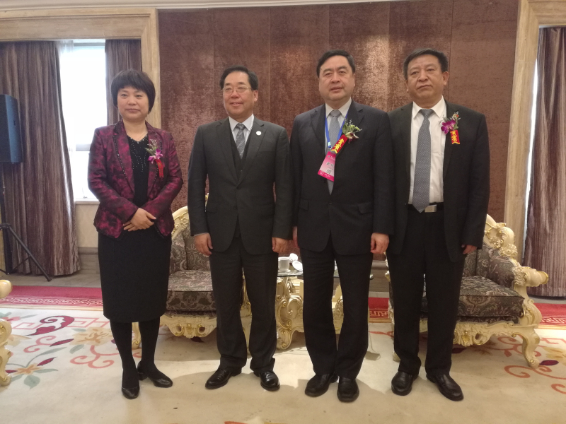 1496502689126576.jpg 9-趙振元與袁三軍(右一)、孫淑芳(左一)、李中航(左二)親切合影.jpg