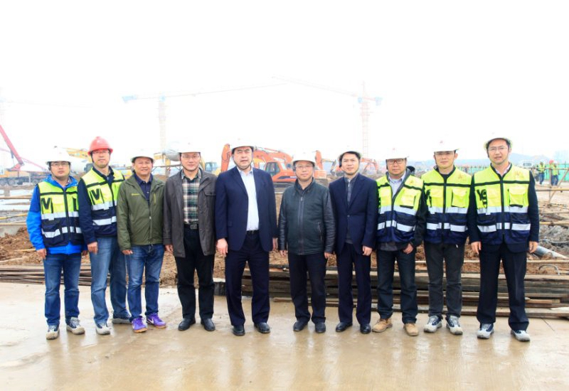 1496503557117779.jpg 1-趙振元董事長在工地與大家親切合影.jpg