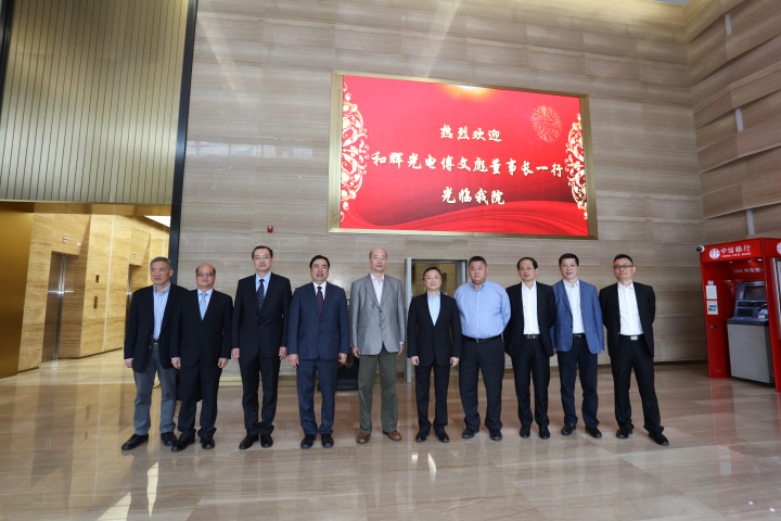2-趙振元董事長、白焰高級副院長與傅文彪董事長、卞家駿總裁一行親切合影.jpg