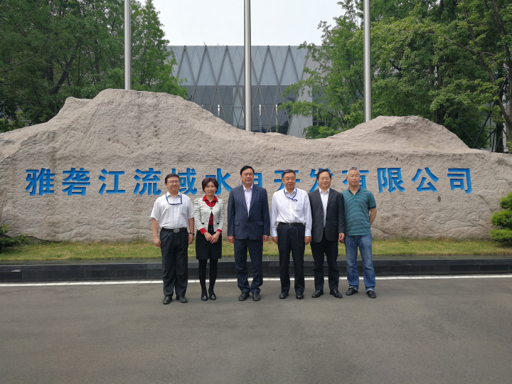 1-趙振元董事長一行與雅礱江祁寧春總經理、吳世勇副總經理、戰略發展部副主任周永與親切合影.jpg