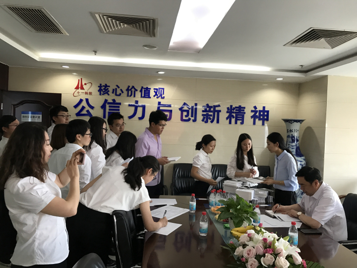 1496513141695733.jpg 6-趙振元同志為分院干部簽名贈(zèng)書.jpg