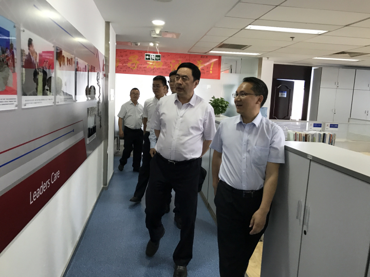 1496513391262648.jpg 11-趙院長(zhǎng)同志參觀天津分院辦公室,并親切看望分院的同志們.jpg